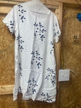 ANA&ROSE/White Shift Dress with Navy Floral Embroidery